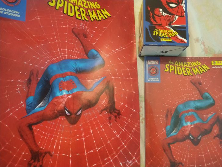 Panini: Paquete álbum Spiderman y caja con 50 sobres edición 60  aniversario, 20% de descuento preventa 