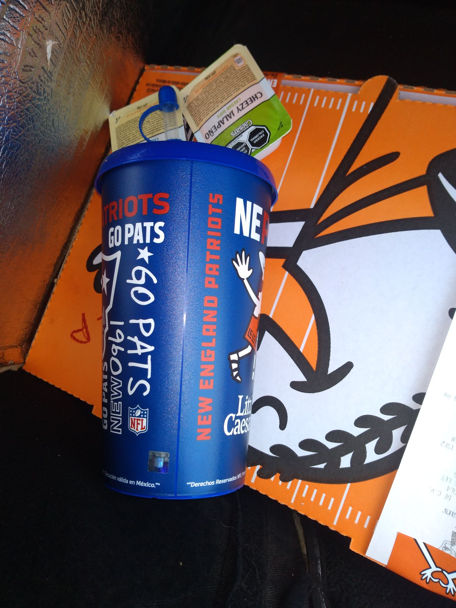 Little Caesars: Vaso de NFL gratis en la compra de una NFL Dipper Pizza - promodescuentos.com