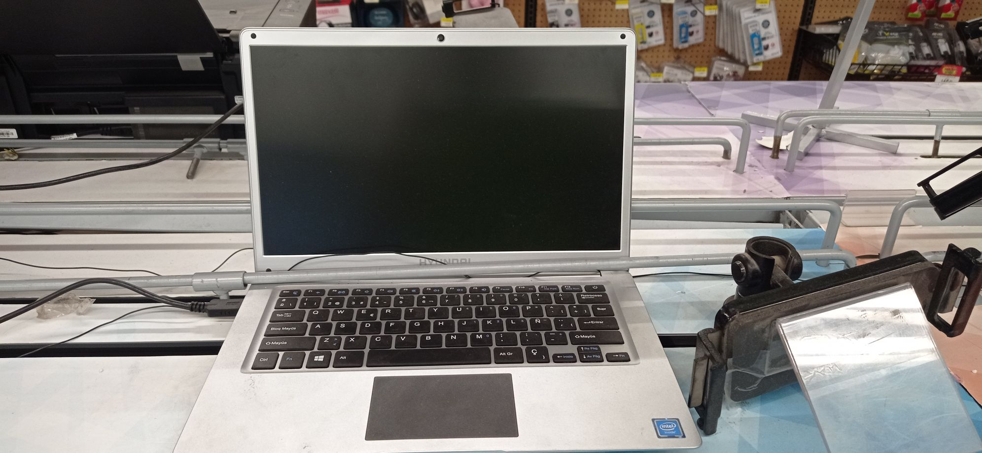 Bodega Aurrerá: Laptop Hyundai Intel Celeron 4 1Tb