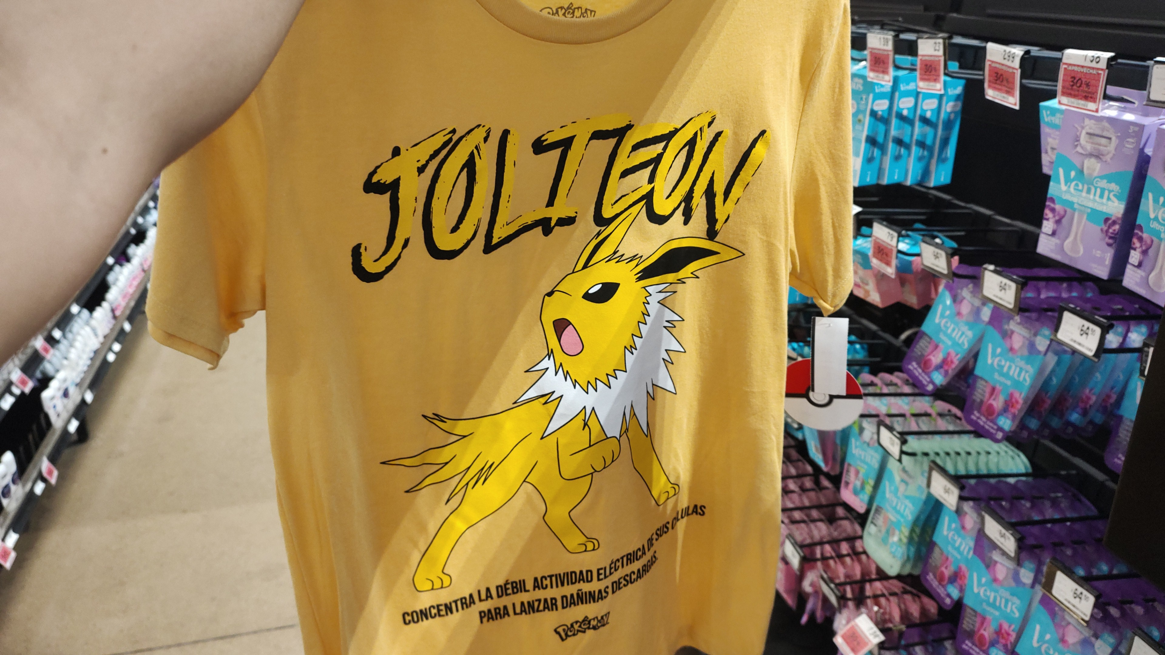Chedraui: Playeras de pokemon Jolteon / Chainsawman $39.01, Playera Pikachu Gris $75.01 y Gorra Dragon Ball $92.01