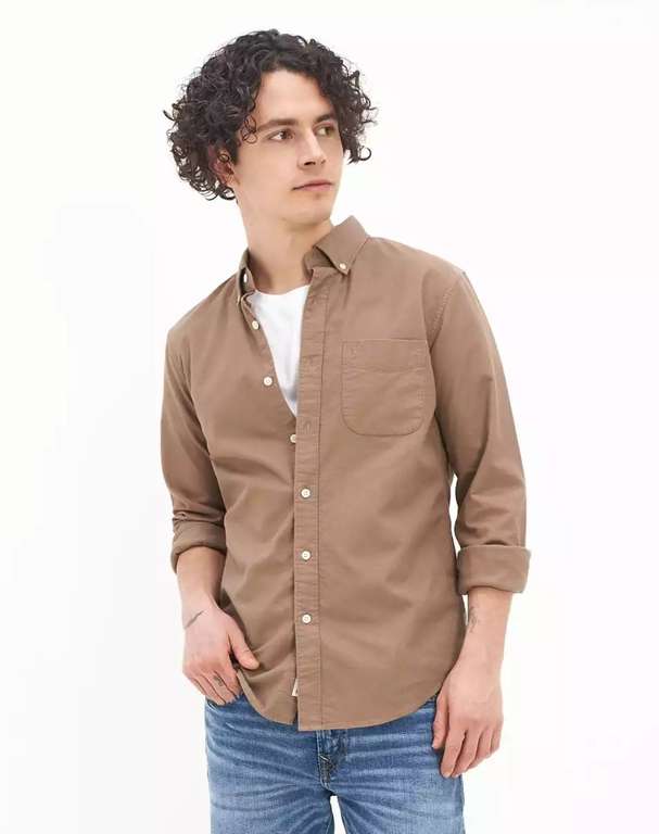 American Eagle: Camisa Oxford con botones Slim Fit colores mamey, arena y verde oscuro.
