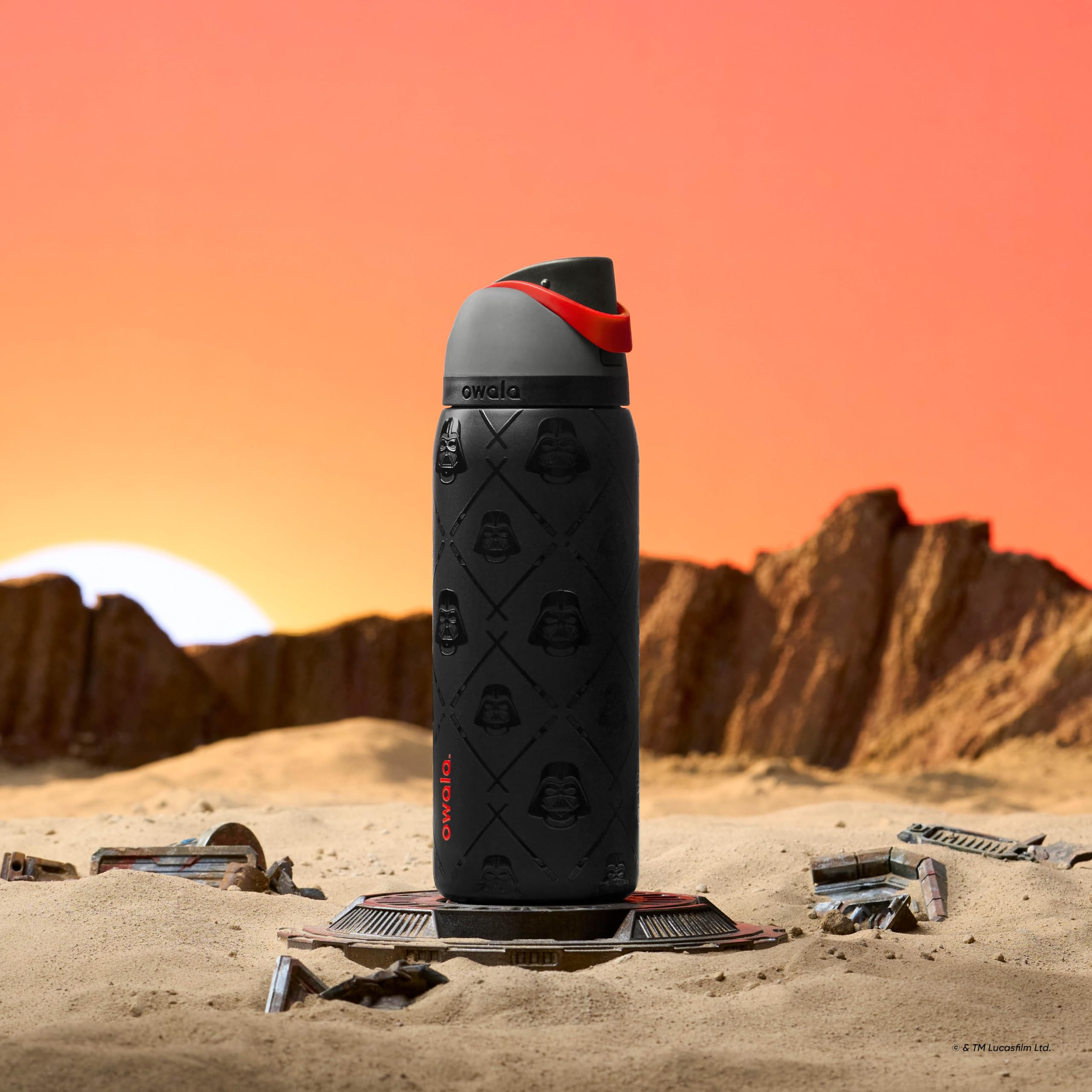 Amazon: Owala Star Wars FreeSip - Botella de agua aislada de acero inoxidable con pajita, sin BPA, 32 oz, Darth Vader (Ver. Grogu en $494)