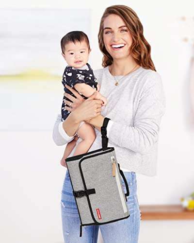 Amazon: Skip Hop Cambiador portátil para bebé: cambiador Pronto Wipe Clean con dispensador de toallitas, Gris Melange