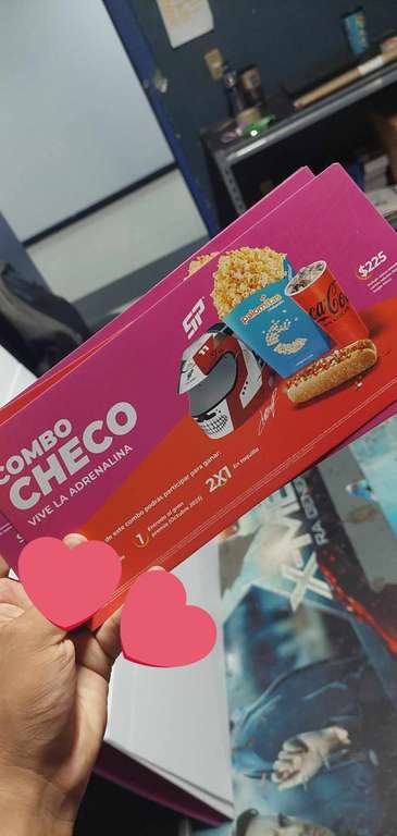 Cinépolis - Combo Checo: Casco promocional, hotdog, palomitas y refresco por $225