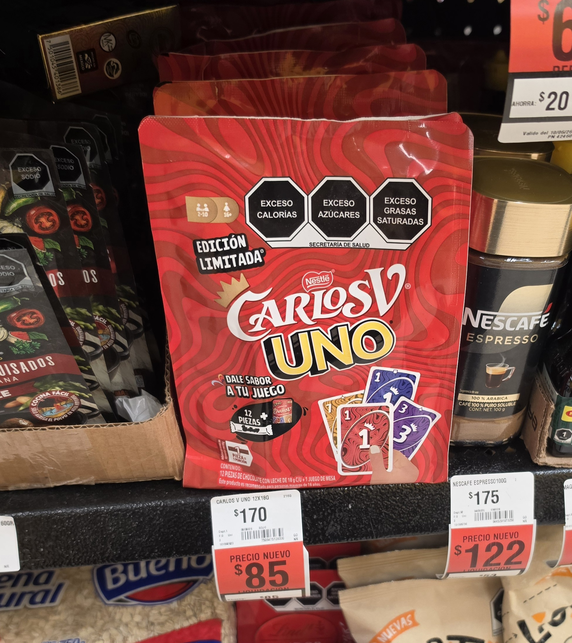Chocolate Carlos v con juego de cartas UNO, walmart universidad villahermosa