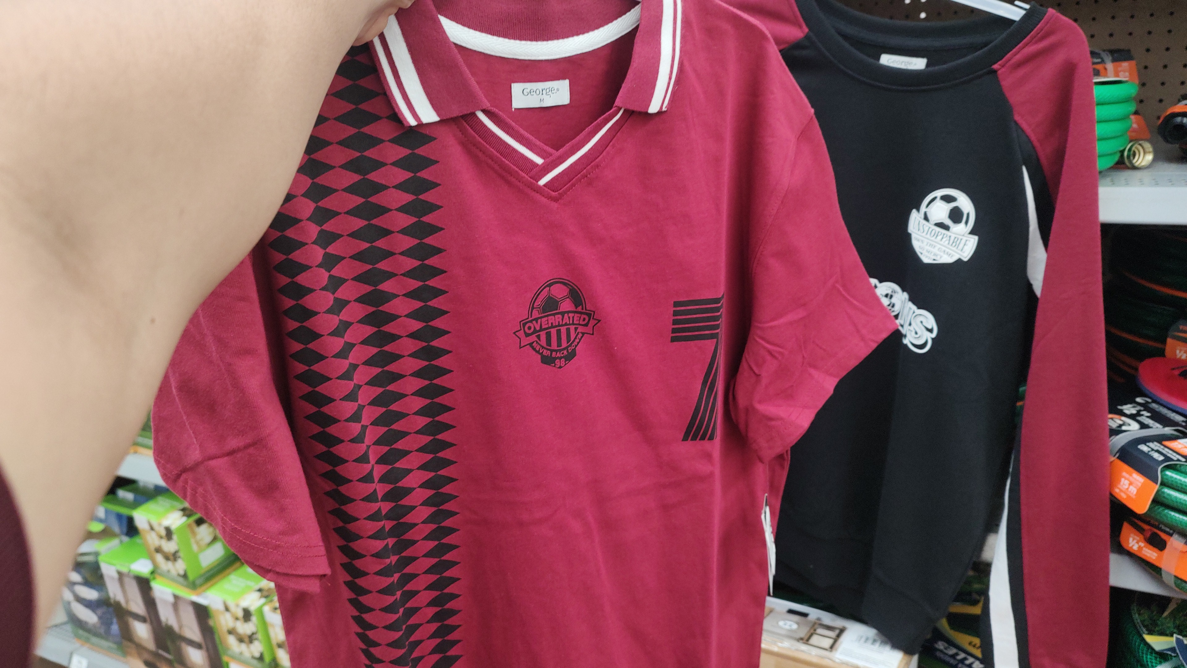 Walmart: Polo Over Soccer $75, Playeras Scooby-Doo! /Bugs Bunny $139, Sudadera Soccer $100 y Playera Pokemon Pikachu Blanca $124.