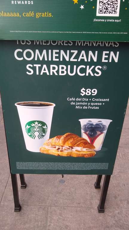 Starbucks, café del día + croissant + mix de frutas por $89
