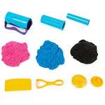 Amazon: Kinetic Sand, set Desliza y Sorpresa con 383 g de arena de juego negra, rosa y azul y 7 herramientas